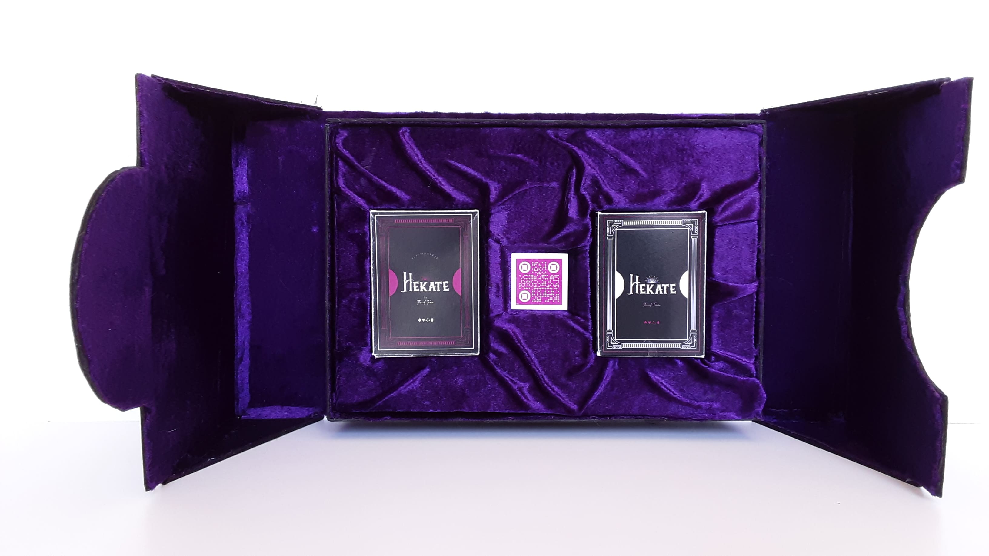 Caja coleccionista con las dos versiones de colores del proyecto Hekate